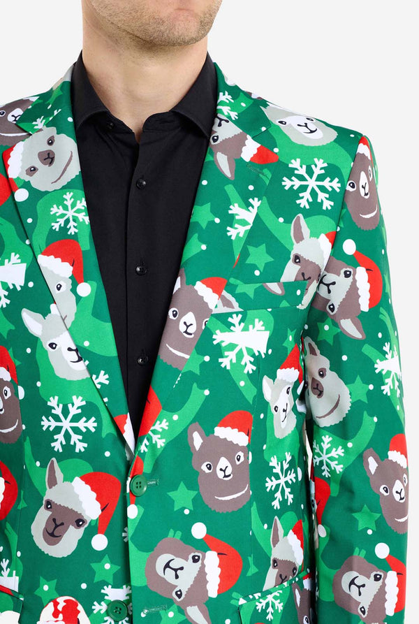 Man met groene kerstblazer voor mannen met kerstlama's. Man draagt ​​ook een zwarte broek en een zwart herenoverhemd. Borst close-up.
