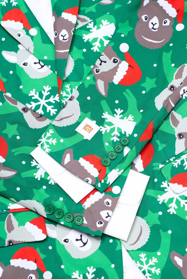 Man met groene kerstblazer voor mannen met kerstlama's. Close-up met wit overhemd.
