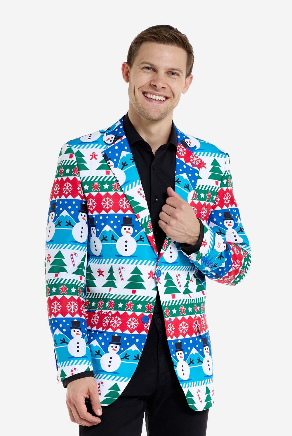 Man met kerstblazer voor mannen met kerstwinterfiguren. Man draagt ​​ook een zwarte broek en een zwart herenoverhemd.