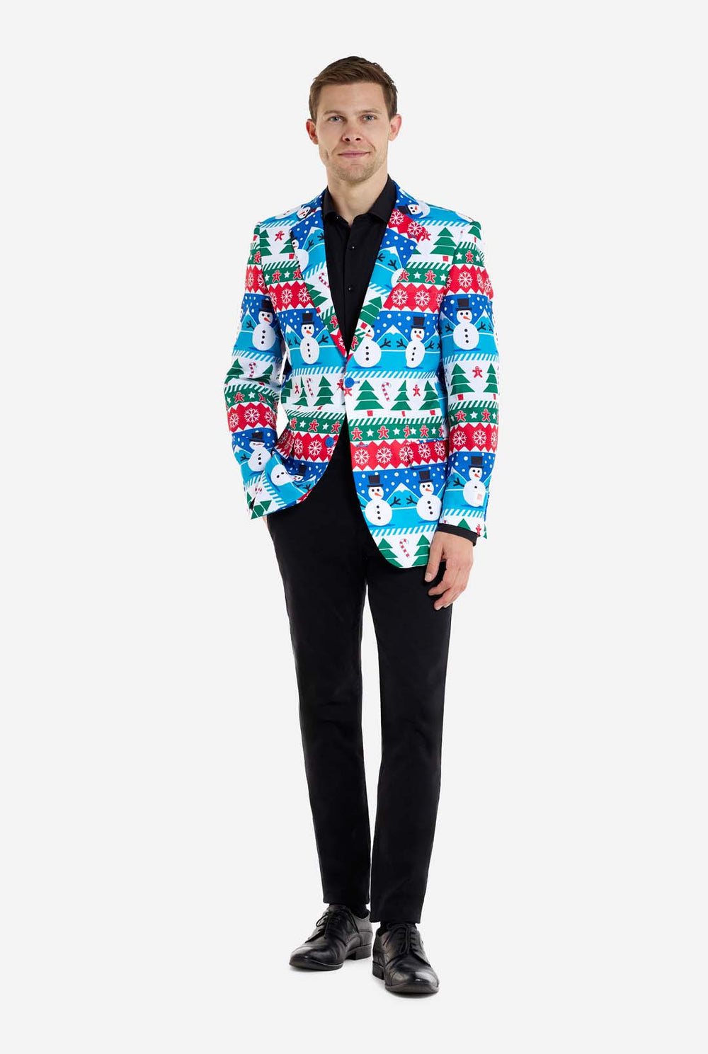 Man met kerstblazer voor mannen met kerstwinterfiguren. Man draagt ​​ook een zwarte broek en een zwart herenoverhemd.