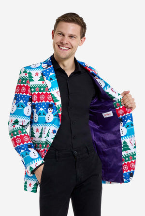 Man met kerstblazer voor mannen met kerstwinterfiguren. Man draagt ​​ook een zwarte broek en een zwart herenoverhemd. Resultaat paarse binnenkant van jas.