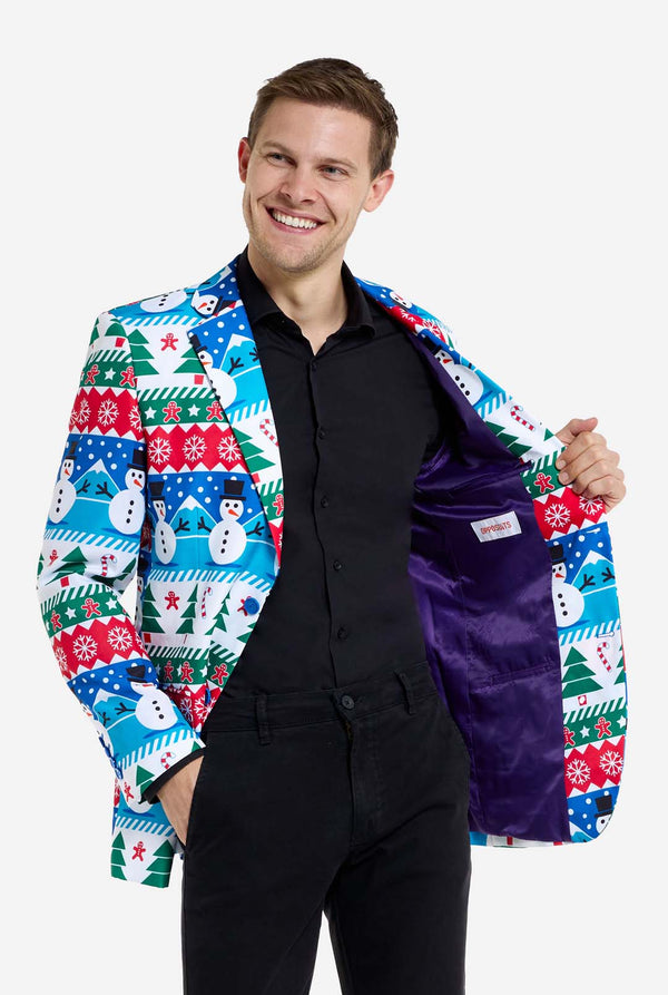 Man met kerstblazer voor mannen met kerstwinterfiguren. Man draagt ​​ook een zwarte broek en een zwart herenoverhemd. Resultaat paarse binnenkant van jas.