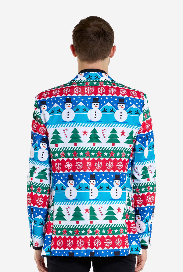 Man met kerstblazer voor mannen met kerstwinterfiguren. Man draagt ​​ook een zwarte broek en een zwart herenoverhemd. Uitzicht vanaf de achterkant.