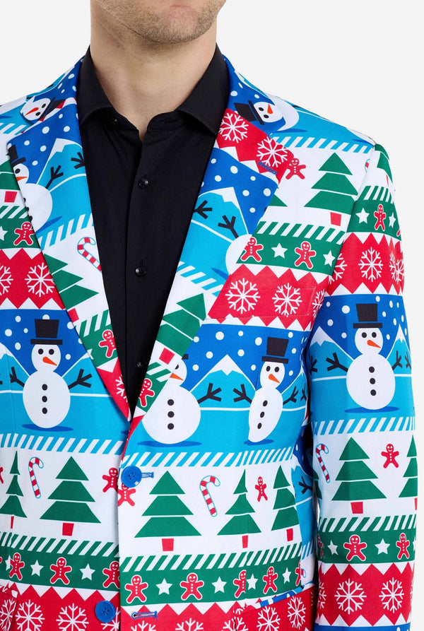 Man met kerstblazer voor mannen met kerstwinterfiguren. Man draagt ​​ook een zwarte broek en een zwart herenoverhemd. Borst close-up.