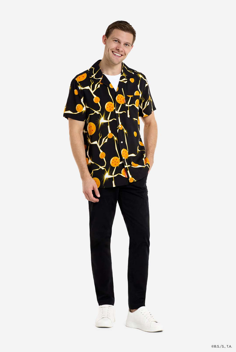 Man in zwart Hawaiiaans shirt met Dragon Ball Z-print, met Dragon Balls en bliksem. Hij draagt ​​ook een wit T-shirt en een zwarte broek.