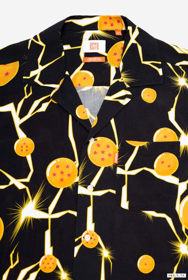 Beeld van zwart Hawaiiaans shirt met Dragon Ball Z-print, met Dragon Balls en bliksem. Close-up bovenkant shirt.