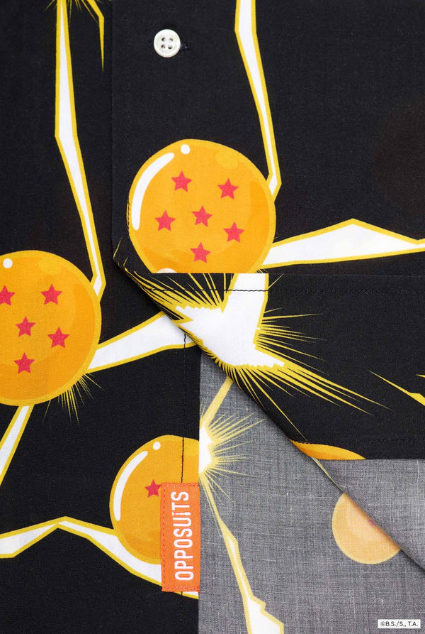 Beeld van zwart Hawaiiaans shirt met Dragon Ball Z-print, met Dragon Balls en bliksem. Close-up onderkant shirt.