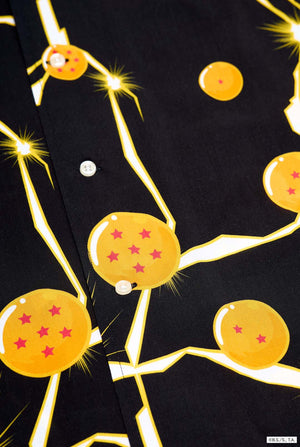 Beeld van zwart Hawaiiaans shirt met Dragon Ball Z-print, met Dragon Balls en bliksem. Close-up.