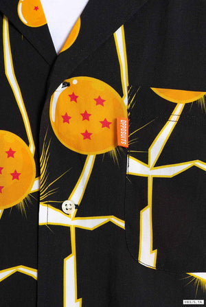 Beeld van zwart Hawaiiaans shirt met Dragon Ball Z-print, met Dragon Balls en bliksem. Close-up 2.