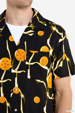 Man draagt zwart Hawaiiaans shirt met Dragon Ball Z-print, met Dragon Balls en bliksem. Close-up.
