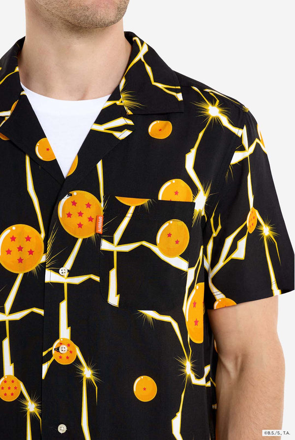 Man draagt zwart Hawaiiaans shirt met Dragon Ball Z-print, met Dragon Balls en bliksem. Close-up.