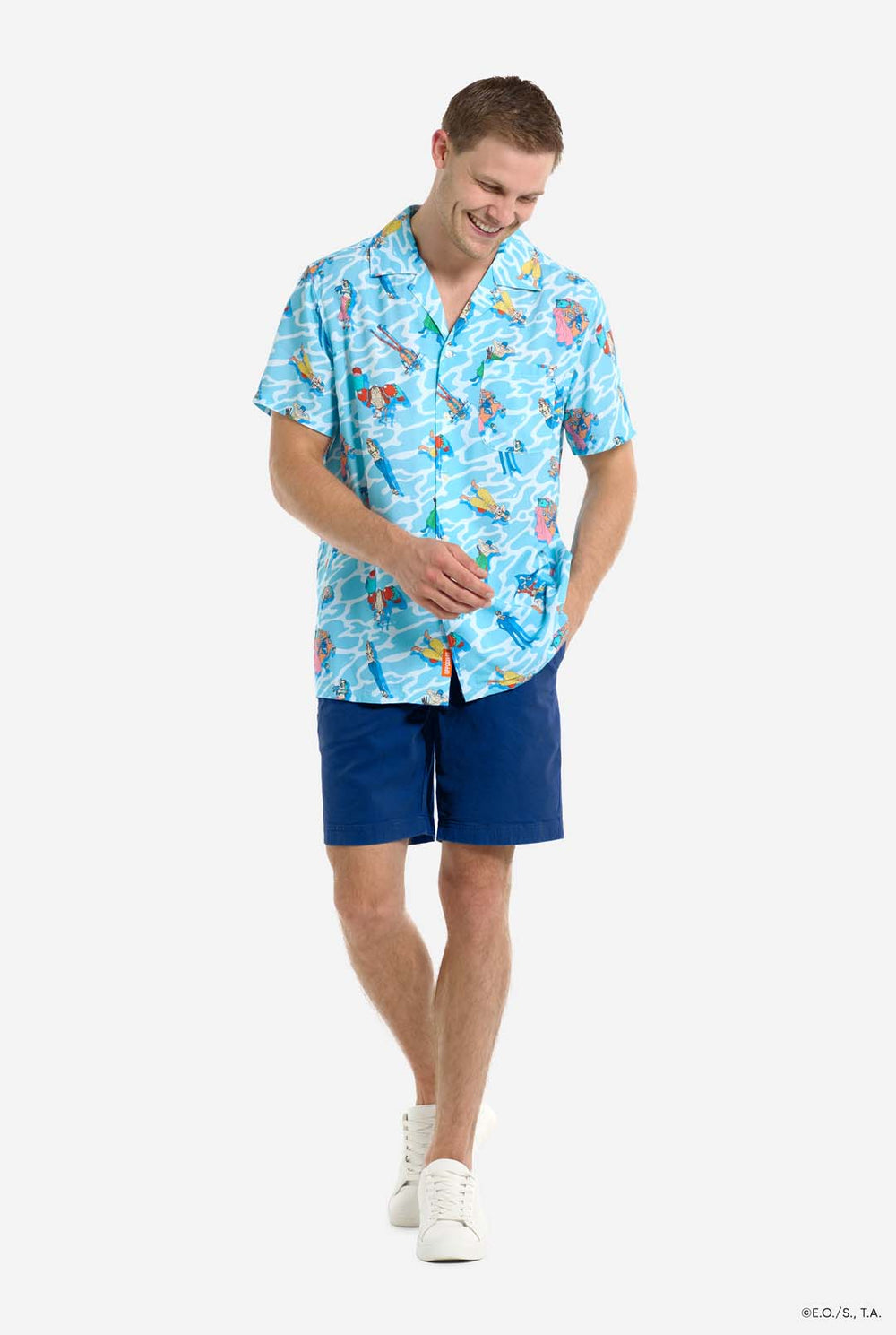 Man draagt blauw hawaii shirt met One Piece karakters print en blauwe shorts.