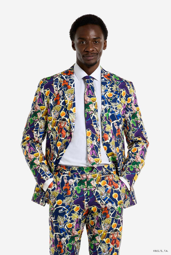 Man draagt ​​een herenpak met een all-over print van Dragon Ball Z, waarop de Dragon Ball-personages staan ​​afgebeeld. Het pak bestaat uit een blazer, een pantalon en een stropdas.