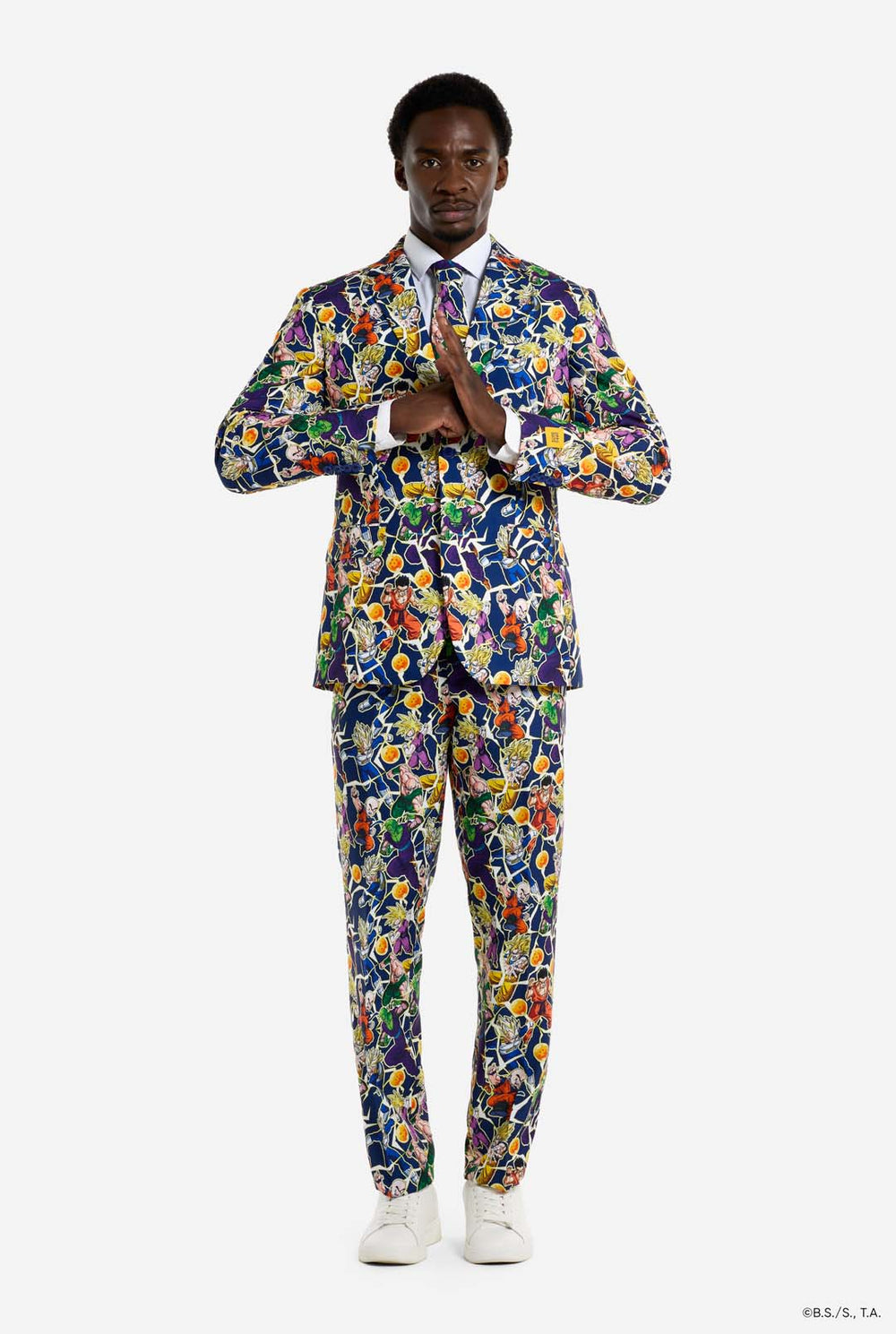 Man draagt ​​een herenpak met een all-over print van Dragon Ball Z, waarop de Dragon Ball-personages staan ​​afgebeeld. Het pak bestaat uit een blazer, een pantalon en een stropdas.