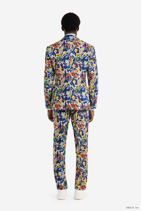Man draagt ​​een herenpak met een all-over print van Dragon Ball Z, waarop de Dragon Ball-personages staan ​​afgebeeld. Het pak bestaat uit een blazer, een pantalon en een stropdas. Beeld van de achterkant.
