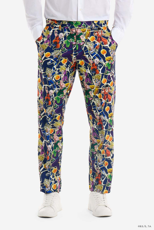 Man draagt ​​een herenpak met een all-over print van Dragon Ball Z, waarop de Dragon Ball-personages staan ​​afgebeeld. Het pak bestaat uit een blazer, een pantalon en een stropdas. Close up van de broek