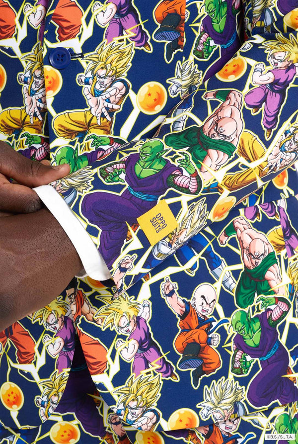 Man draagt ​​een herenpak met een all-over print van Dragon Ball Z, waarop de Dragon Ball-personages staan ​​afgebeeld. Het pak bestaat uit een blazer, een pantalon en een stropdas. Close up van de mouw.