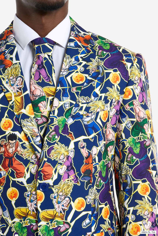 Man draagt ​​een herenpak met een all-over print van Dragon Ball Z, waarop de Dragon Ball-personages staan ​​afgebeeld. Het pak bestaat uit een blazer, een pantalon en een stropdas. Close up borst.