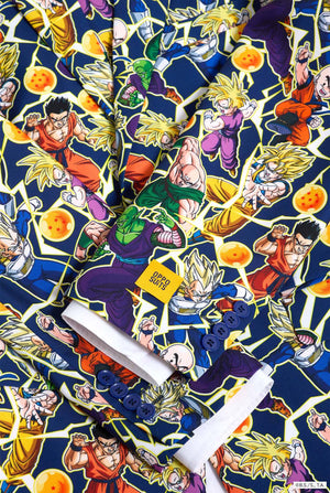 Een herenpak met een all-over print van Dragon Ball Z, waarop de Dragon Ball-personages staan ​​afgebeeld. Het pak bestaat uit een blazer, een pantalon en een stropdas. Close up.