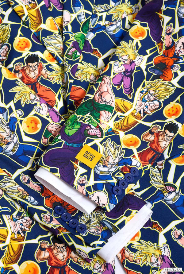 Een herenpak met een all-over print van Dragon Ball Z, waarop de Dragon Ball-personages staan ​​afgebeeld. Het pak bestaat uit een blazer, een pantalon en een stropdas. Close up.