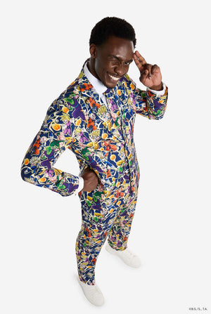 Man draagt ​​een herenpak met een all-over print van Dragon Ball Z, waarop de Dragon Ball-personages staan ​​afgebeeld. Het pak bestaat uit een blazer, een pantalon en een stropdas. Beeld van boven.