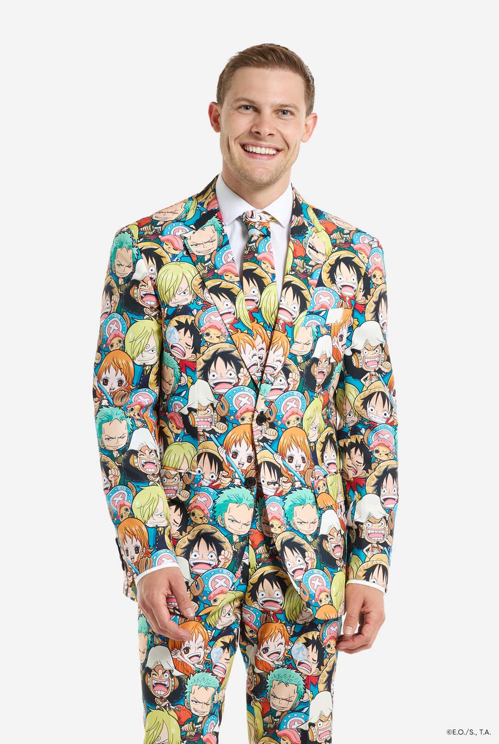 Man draagt One Piece herenpak met all over print van One Piece karakters.