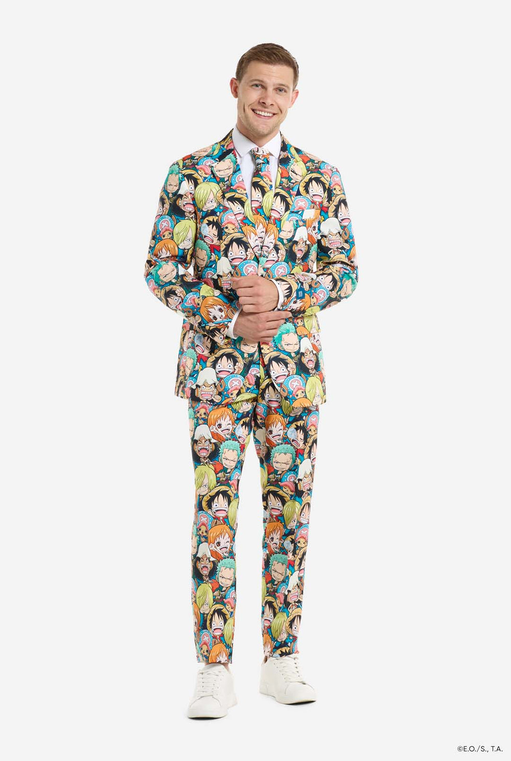 Man draagt One Piece herenpak met all over print van One Piece karakters.