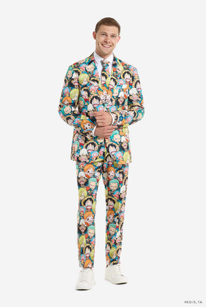 Man draagt One Piece herenpak met all over print van One Piece karakters. Full body image.