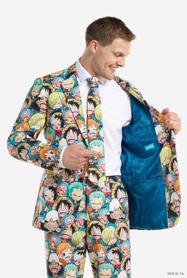 Man draagt One Piece herenpak met all over print van One Piece karakters. Hij houd een kant van het jasje open.