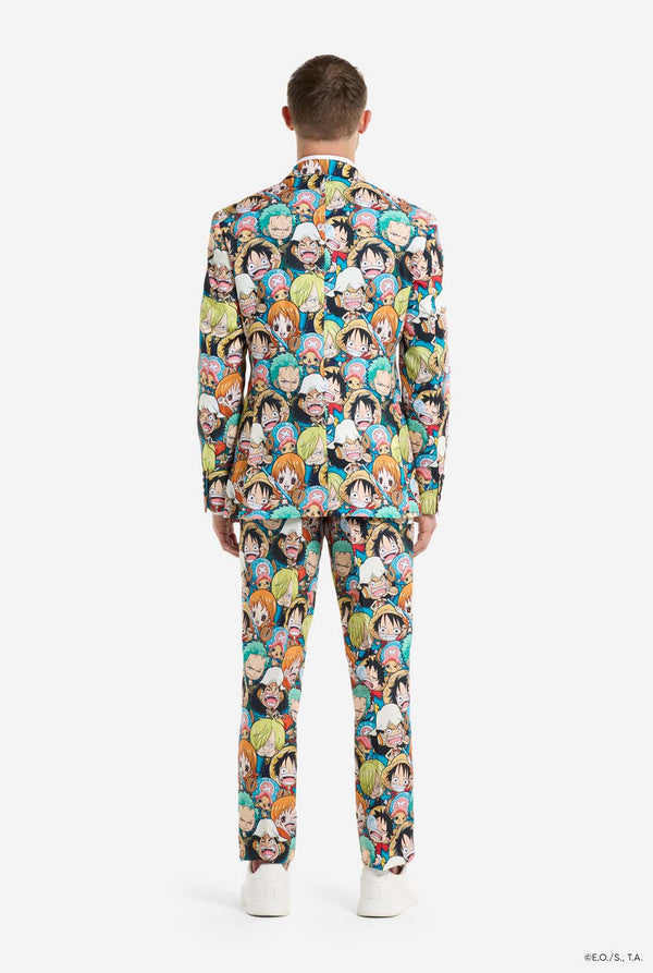 Man draagt One Piece herenpak met all over print van One Piece karakters. Beeld van de achterkant.