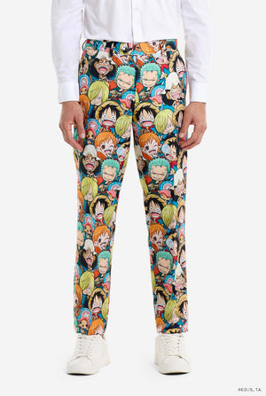 Man draagt One Piece herenpak met all over print van One Piece karakters. Close up van de broek.