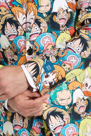 Man draagt One Piece herenpak met all over print van One Piece karakters. Mouw close up.