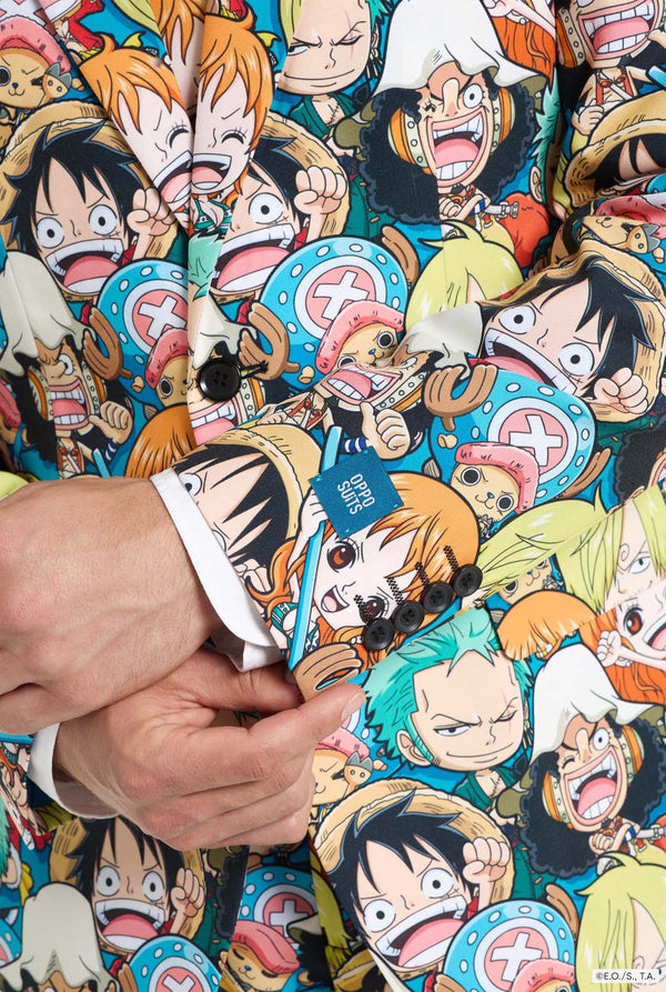 Man draagt One Piece herenpak met all over print van One Piece karakters. Mouw close up.
