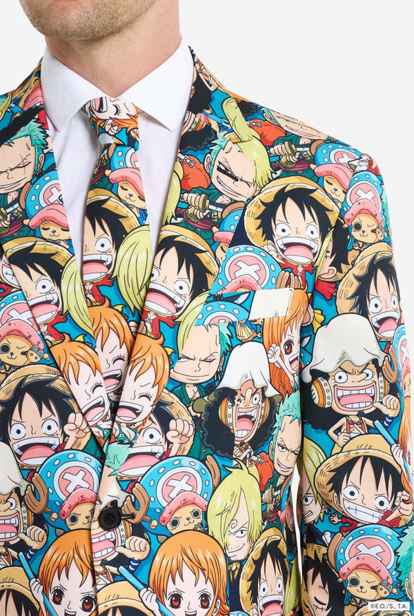 Man draagt One Piece herenpak met all over print van One Piece karakters. Borst close up.