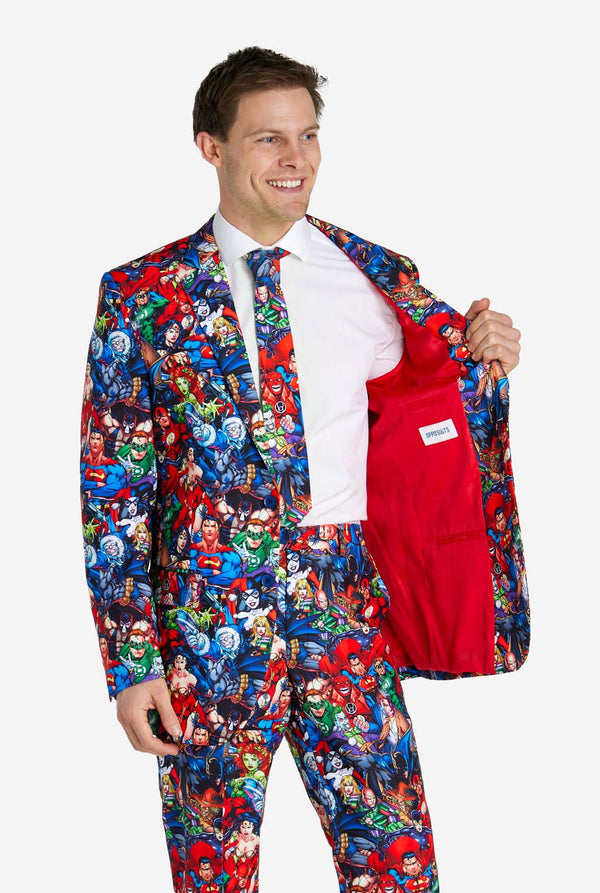 Man in herenpak met DC Super Heroes-print