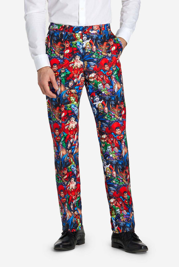 Man in herenpak met DC Super Heroes-print, close up van de broek