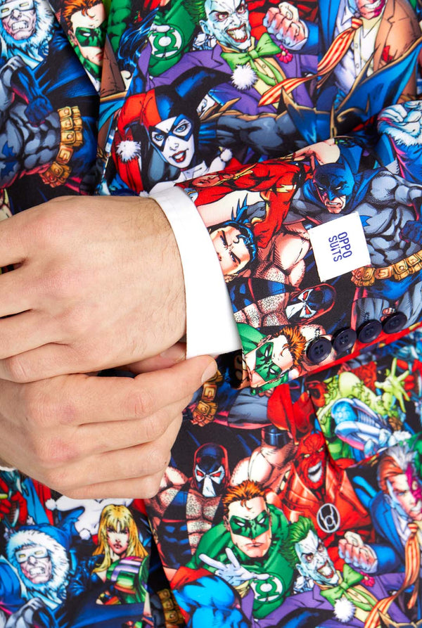 Man in herenpak met DC Super Heroes-print, close up