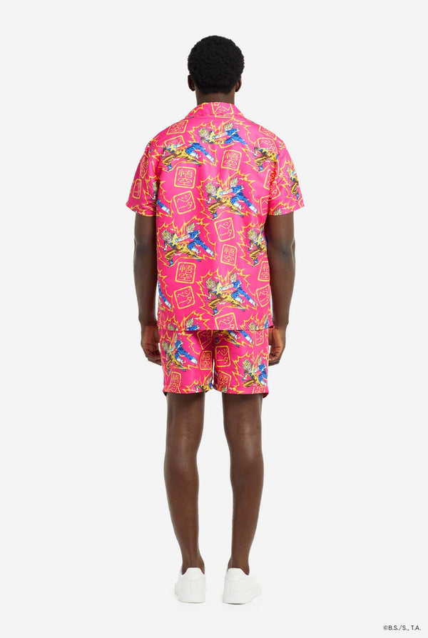 Man draagt ​​roze zomerset bestaande uit shirt en shorts. De zomerset heeft een Dragon Ball Z vechtende Goku en Vegeta print. Beeld van de achterkant.