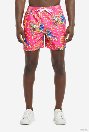 Man draagt ​​roze zomerset bestaande uit shirt en shorts. De zomerset heeft een Dragon Ball Z vechtende Goku en Vegeta print. Shorts close-up.
