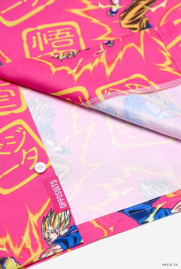 Beeld van een ​​roze zomerset bestaande uit shirt en shorts. De zomerset heeft een Dragon Ball Z vechtende Goku en Vegeta print.