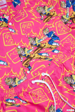 Beeld van een ​​roze zomerset bestaande uit shirt en shorts. De zomerset heeft een Dragon Ball Z vechtende Goku en Vegeta print. Close up.