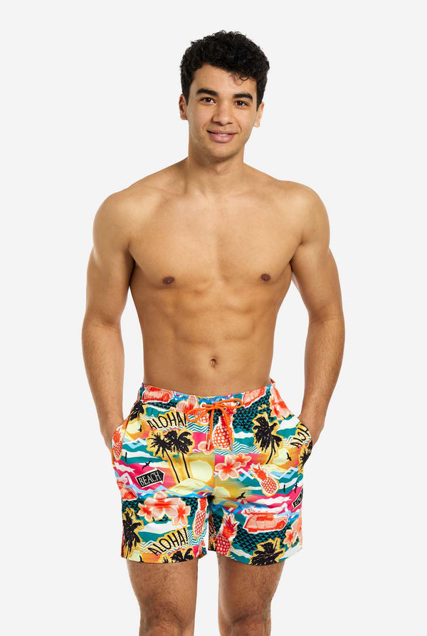 Man met zwembroek met tropische Hawaïaanse print