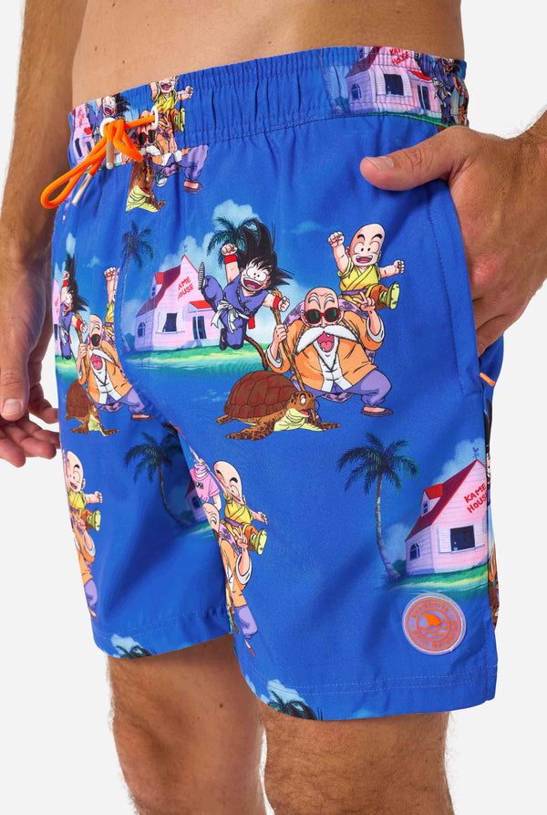 Blauwe Dragon Ball-zwemshorts voor heren met Goku, Krillin, Master Roshi en andere personages in Kame House. Perfect voor animefans op het strand of bij het zwembad.
