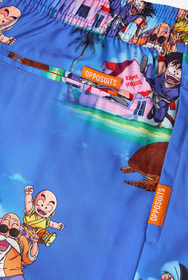 Blauwe Dragon Ball-zwemshorts voor heren met Goku, Krillin, Master Roshi en andere personages in Kame House. Perfect voor animefans op het strand of bij het zwembad.