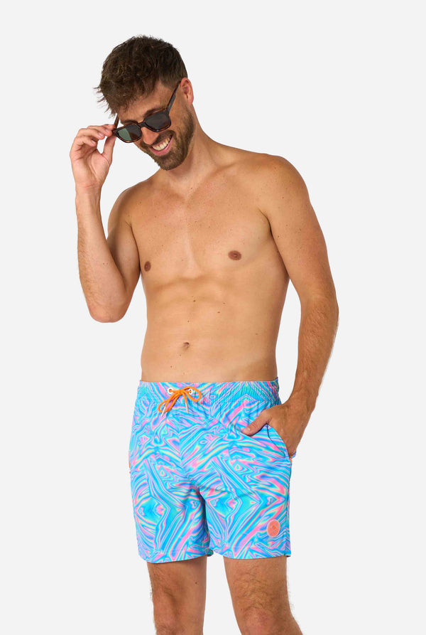 Levendige holografische zwemshorts voor heren met een betoverend blauw, roze en paars wervelend design. Opvallende en stijlvolle badkleding voor zomerplezier.