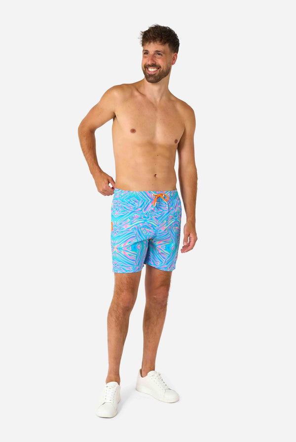 Levendige holografische zwemshorts voor heren met een betoverend blauw, roze en paars wervelend design. Opvallende en stijlvolle badkleding voor zomerplezier.