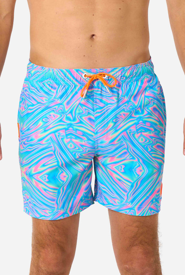 Levendige holografische zwemshorts voor heren met een betoverend blauw, roze en paars wervelend design. Opvallende en stijlvolle badkleding voor zomerplezier.