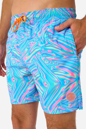 Levendige holografische zwemshorts voor heren met een betoverend blauw, roze en paars wervelend design. Opvallende en stijlvolle badkleding voor zomerplezier.