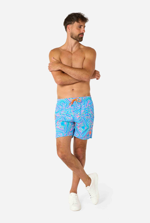 Levendige holografische zwemshorts voor heren met een betoverend blauw, roze en paars wervelend design. Opvallende en stijlvolle badkleding voor zomerplezier.