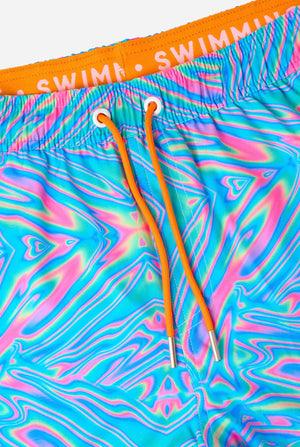 Levendige holografische zwemshorts voor heren met een betoverend blauw, roze en paars wervelend design. Opvallende en stijlvolle badkleding voor zomerplezier.